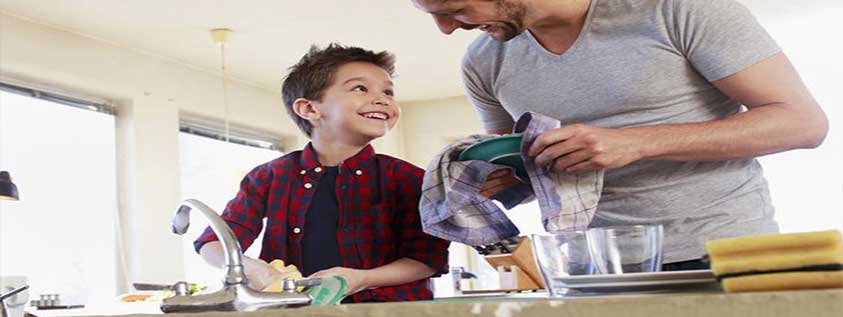 Crianças podem ajudar os pais em tarefas domésticas? Veja o que dizem especialistas