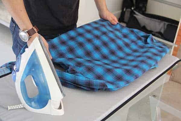 passar-roupa-na-mesa